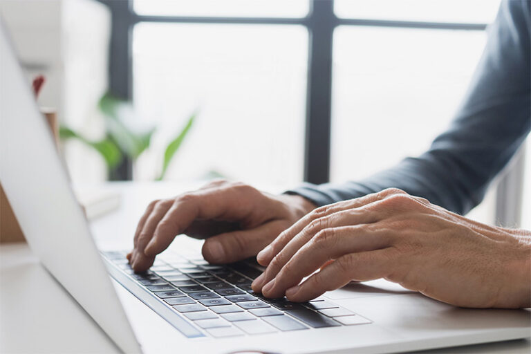 Man vraagt toeslagen aan op laptop